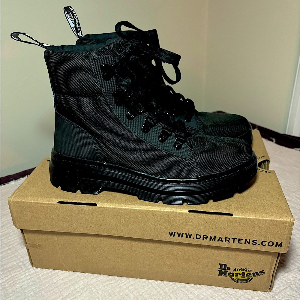 Dr. Martens Women's Combs W 6-Tie Fashion Boot size 7